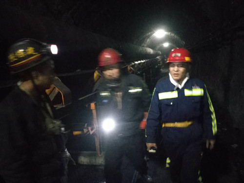 機電安裝公司領導春節期間深入井下督導施工