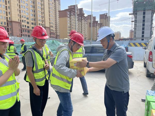 炎炎夏日送清涼  絲絲關懷沁人心