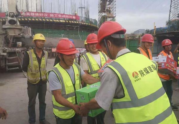 陜煤建設銅煤公司第二十一項目部開展慰問一線勞務工人為施工會戰助力加碼
