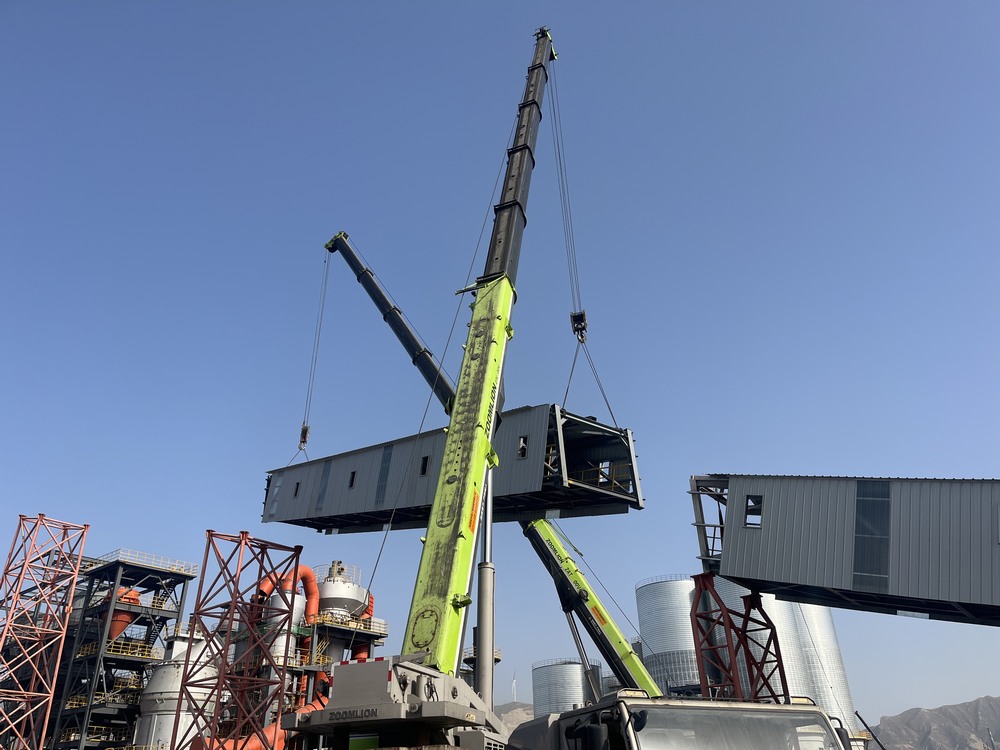 陜煤建設天工公司土建第二十一項目部：雙機抬吊破難題，通廊凌空展雄姿