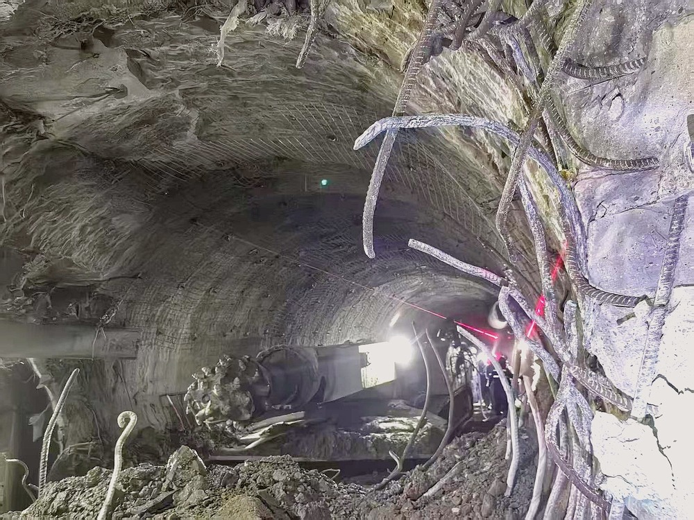 104米掘進(jìn)攻堅(jiān)！袁大灘煤礦2煤東翼帶式輸送機(jī)機(jī)頭硐室順利貫通